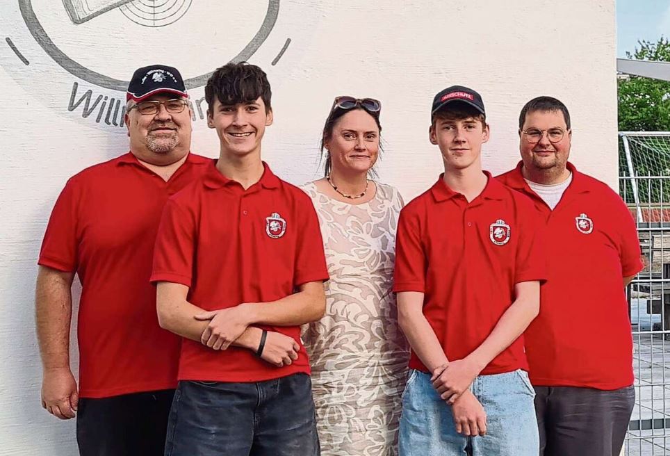 Familie Rohse mit den Trainern der beiden Zwillinge, Sportleiter Daniel Kulzer