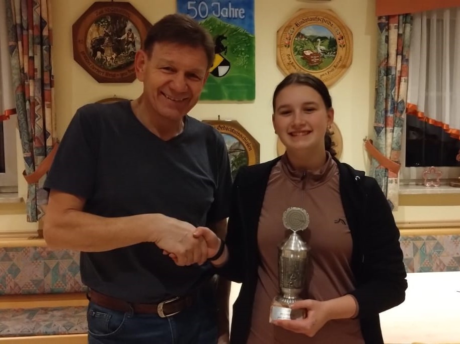 Schützenmeister Tischner gratuliert Emma Schmittner zum Pokalgewinn