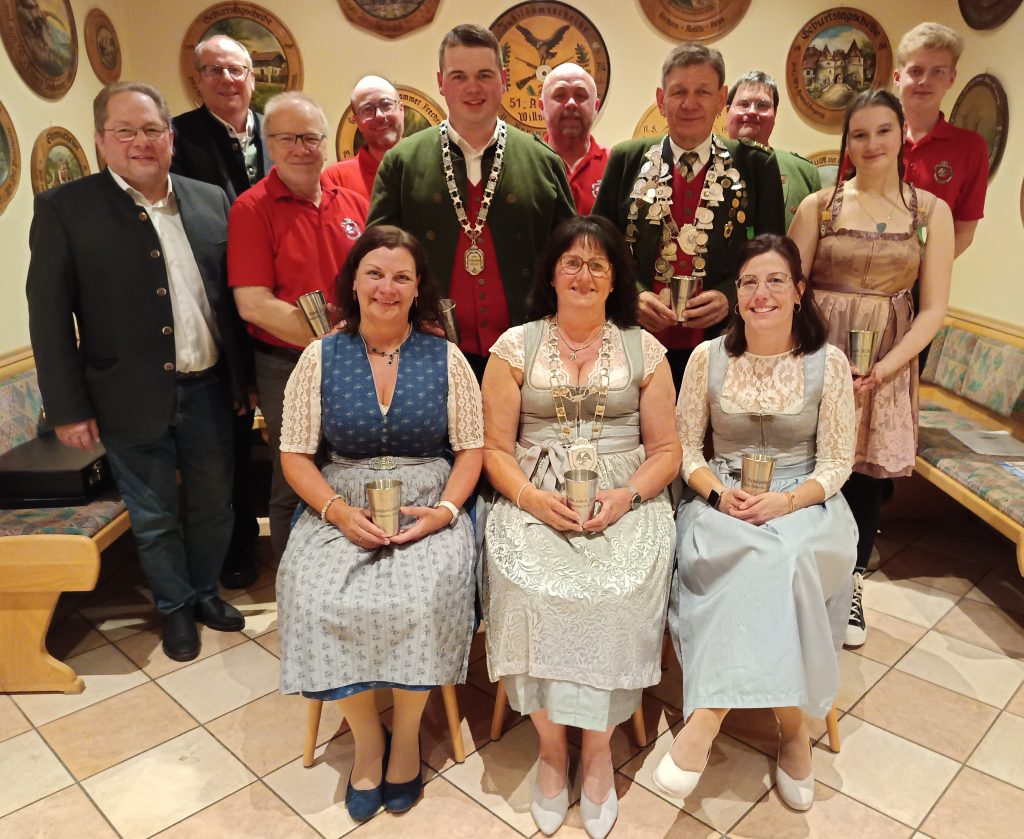 Majestäten und Vereinsmeister: Damen von links: Franziska Rank, Ute Kraus, Andrea Späth, Emma Schmittner. Herren von links: Bgm. Eichstetter, Klaus Späth, Wolfgang Zellmer, Andreas Schneider, Johannes Babl, Werner Babl, Horst Tischner, Daniel Kulzer, Jonas Eiber