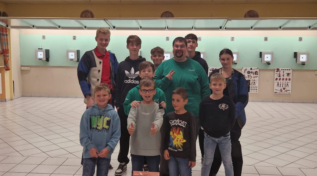 Eine Gruppe von jugen Menschen ist zu sehen