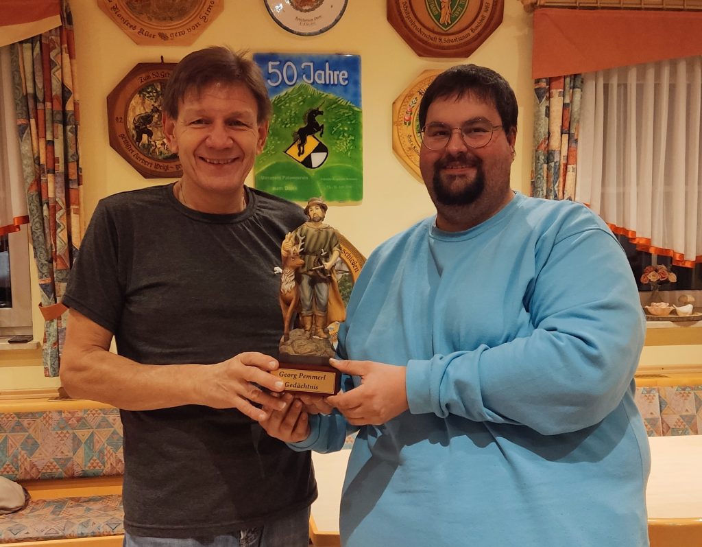 Zweiter Schützenmeister Kulzer übergibt den Hubertus an den Sieger Horst Tischner