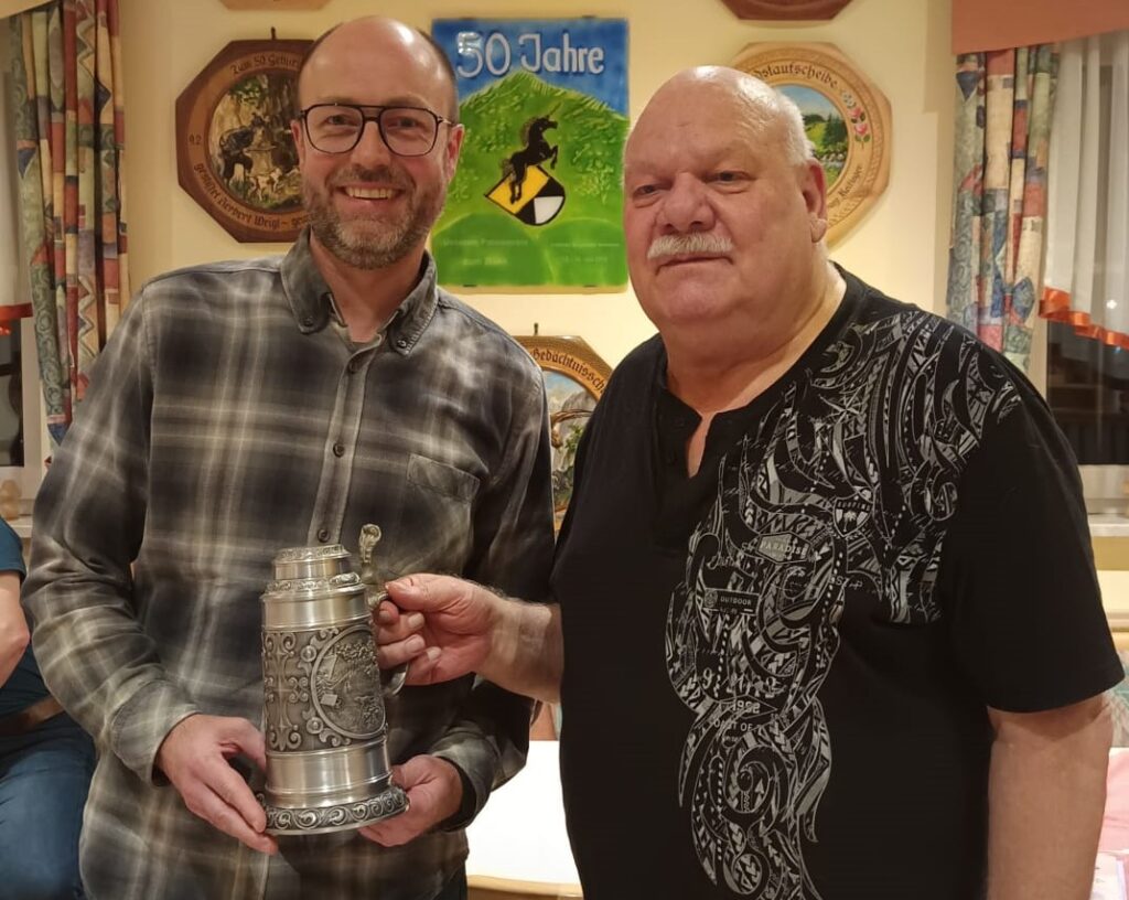 Der diesjährige Sieger Andreas Schneider mit Stifter Manfred Klier